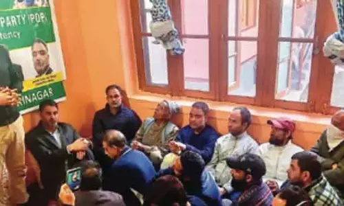 Srinagar पीडीपी ने चट्टाबल में बैठक की