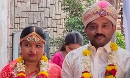 Haveri: एक कार खड़ी लॉरी से टकरा गई, मंदिर से लौट रहे एक नए शादीशुदा जोड़े की मौत हो गई Haveri: एक कार खड़ी लॉरी से टकरा गई, मंदिर से लौट रहे एक नए शादीशुदा जोड़े की मौत हो गई