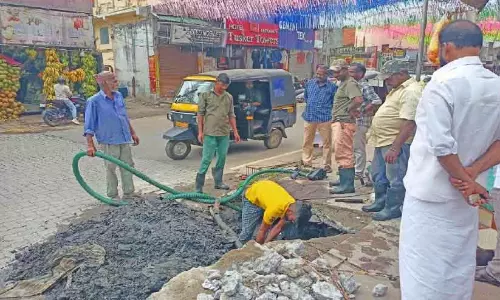 Kerala : कुमिली शहर के नाले में टनों कचरा Kerala : कुमिली शहर के नाले में टनों कचरा