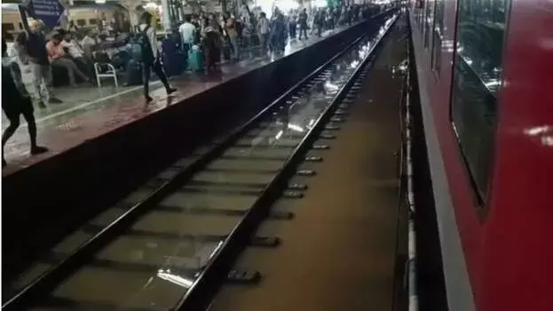 Kerala: भारी बारिश के कारण रेलवे ट्रैक डूबे, तिरुवनंतपुरम मार्ग प्रभावित Kerala: भारी बारिश के कारण रेलवे ट्रैक डूबे, तिरुवनंतपुरम मार्ग प्रभावित