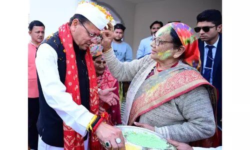 CM पुष्कर सिंह धामी ने अपने निजी आवास पर होली मनाई CM पुष्कर सिंह धामी ने अपने निजी आवास पर होली मनाई