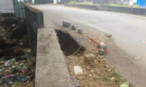 Kerala : लिंक रोड टूट गई और उसमें गड्ढा बन गया Kerala : लिंक रोड टूट गई और उसमें गड्ढा बन गया