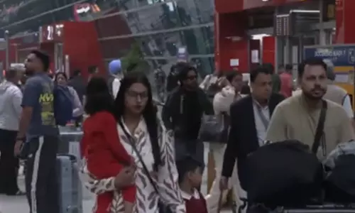 इज़रायल-ईरान विवाद बढ़ने के बीच दिल्ली के IGI एयरपोर्ट पर यात्री फंसे इज़रायल-ईरान विवाद बढ़ने के बीच दिल्ली के IGI एयरपोर्ट पर यात्री फंसे