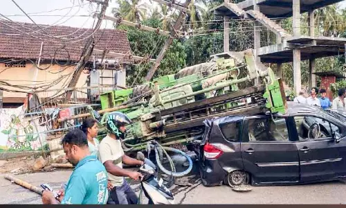 Kerala : परियापुर में ट्रांसफॉर्मर खराब होने से लॉरी पलट गई Kerala : परियापुर में ट्रांसफॉर्मर खराब होने से लॉरी पलट गई