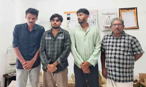 Kerala : तस्करी कर लाई जा रही 307 बोतल विदेशी शराब के साथ चार गिरफ्तार Kerala : तस्करी कर लाई जा रही 307 बोतल विदेशी शराब के साथ चार गिरफ्तार