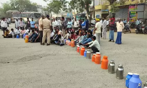 डेयरी किसानों ने Bachannapet में दूध खरीदने के लिए विरोध प्रदर्शन किया