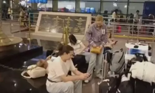 Chennai Airport पर लगातार फ्लाइट में रुकावट के कारण यात्रियों को परेशानी का सामना करना पड़ रहा Chennai Airport पर लगातार फ्लाइट में रुकावट के कारण यात्रियों को परेशानी का सामना करना पड़ रहा