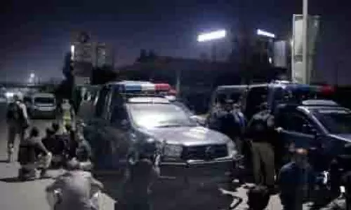पाकिस्तान के खैबर पख्तूनख्वा में पुलिस ठिकानों पर हमले, दो पुलिसकर्मी समेत आठ लोग घायल पाकिस्तान के खैबर पख्तूनख्वा में पुलिस ठिकानों पर हमले, दो पुलिसकर्मी समेत आठ लोग घायल