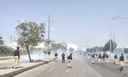 कराची में विरोध-प्रदर्शन और तोड़फोड़ के बीच अमेरिकी दूतावास ने जारी किया बयान कराची में विरोध-प्रदर्शन और तोड़फोड़ के बीच अमेरिकी दूतावास ने जारी किया बयान