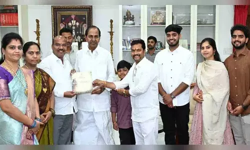 TNGO सेंट्रल यूनियन के पूर्व अध्यक्ष ममिला राजेंद्र ने केसीआर से मुलाकात की TNGO सेंट्रल यूनियन के पूर्व अध्यक्ष ममिला राजेंद्र ने केसीआर से मुलाकात की