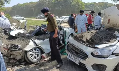 Amritsar बाईपास पर रेत से भरा टिप्पर पलटा, 2 लोगों की मौत की आशंका, कई घायल