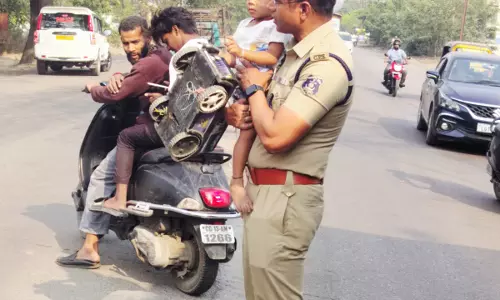 एडिशनल एसपी ने सड़क पर भटक रहे मासूम को मां से मिलाया एडिशनल एसपी ने सड़क पर भटक रहे मासूम को मां से मिलाया