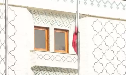 नई दिल्ली में Iranian दूतावास ने झंडा आधा झुकाया नई दिल्ली में Iranian दूतावास ने झंडा आधा झुकाया