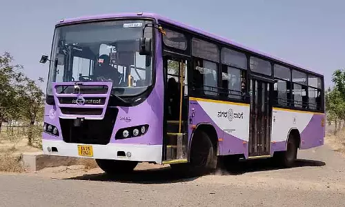 Muddebihal : खराब सड़क, ट्रैफिक में रुकावट Muddebihal : खराब सड़क, ट्रैफिक में रुकावट