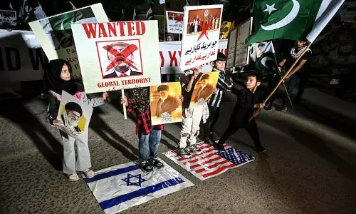 Karachi में US कॉन्सुलेट पर ईरान के सपोर्ट में प्रदर्शन, आठ लोगों की मौत, 20 घायल