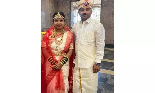 Karnataka: हावेरी में कार और लॉरी के बीच टक्कर, नवविवाहित जोड़े की मौत Karnataka: हावेरी में कार और लॉरी के बीच टक्कर, नवविवाहित जोड़े की मौत