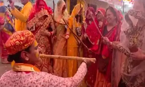 Gokul में छड़ीमार होली की धूम, चेहरे पर रंग लगाए श्रद्धालु ले रहे त्योहार का आनंद