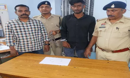Raipur Breaking: वेस्ट जोन में चैन स्नैचिंग करने वाला आदतन बदमाश गिरफ्तार Raipur Breaking: वेस्ट जोन में चैन स्नैचिंग करने वाला आदतन बदमाश गिरफ्तार