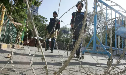 पाकिस्तान: कराची में US कॉन्सुलेट के पास पुलिस और प्रदर्शनकारियों के बीच झड़प में कई लोग घायल पाकिस्तान: कराची में US कॉन्सुलेट के पास पुलिस और प्रदर्शनकारियों के बीच झड़प में कई लोग घायल