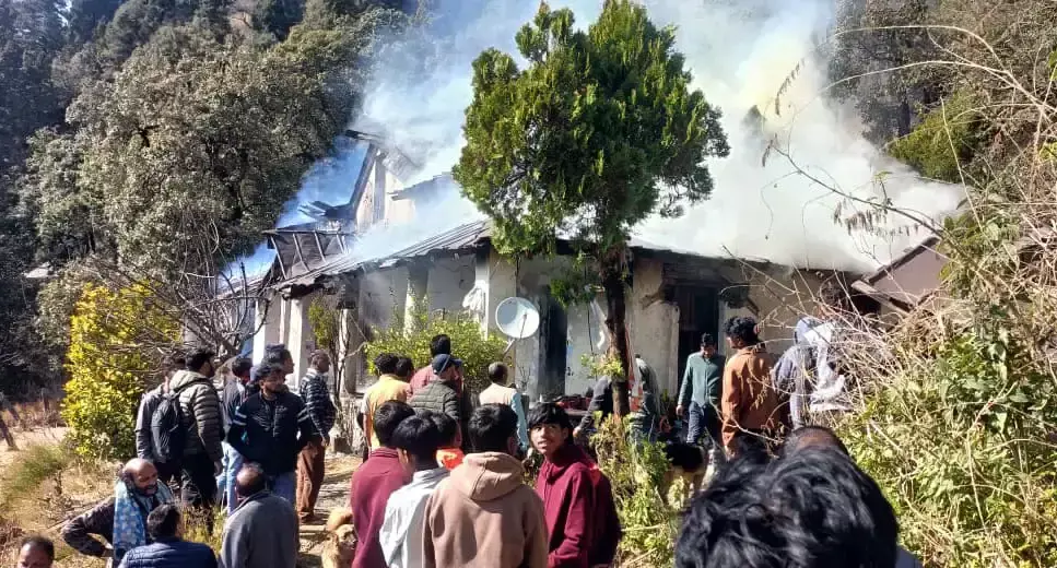 Nainital: नैनीताल में अंग्रेजी दौर की ग्लेनमोर कोठी आग में खाक Nainital: नैनीताल में अंग्रेजी दौर की ग्लेनमोर कोठी आग में खाक