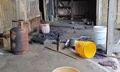 छुट्टी पर मीट खरीदने के बाद उसे पकाते समय माँ और बेटे को आग लग गई