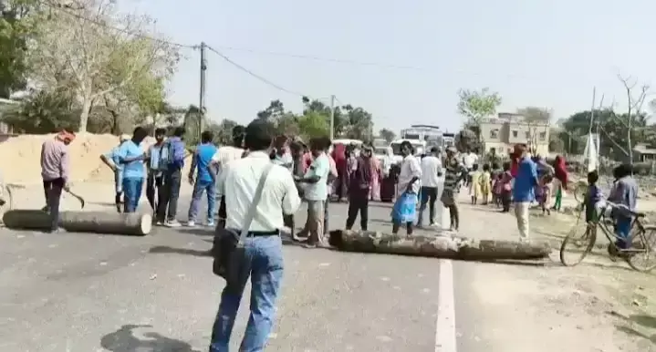 Birbhum: सिद्धू-कान्हू की मूर्ति तोड़ने पर जनजातियों का उग्र प्रदर्शन Birbhum: सिद्धू-कान्हू की मूर्ति तोड़ने पर जनजातियों का उग्र प्रदर्शन