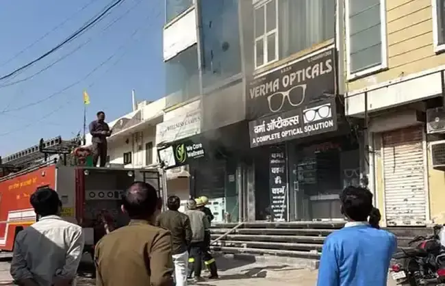 Rewari: रेवाड़ी में कपड़ों-जूतों के गोदाम में भीषण आग Rewari: रेवाड़ी में कपड़ों-जूतों के गोदाम में भीषण आग
