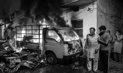 Sonipat: विकास नगर में खड़े टेंपो में आग, लाखों का नुकसान