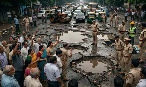 गड्ढे में गिरने से आदमी की मौत; स्थानीय लोगों ने शव के साथ PWD पर प्रदर्शन किया गड्ढे में गिरने से आदमी की मौत; स्थानीय लोगों ने शव के साथ PWD पर प्रदर्शन किया