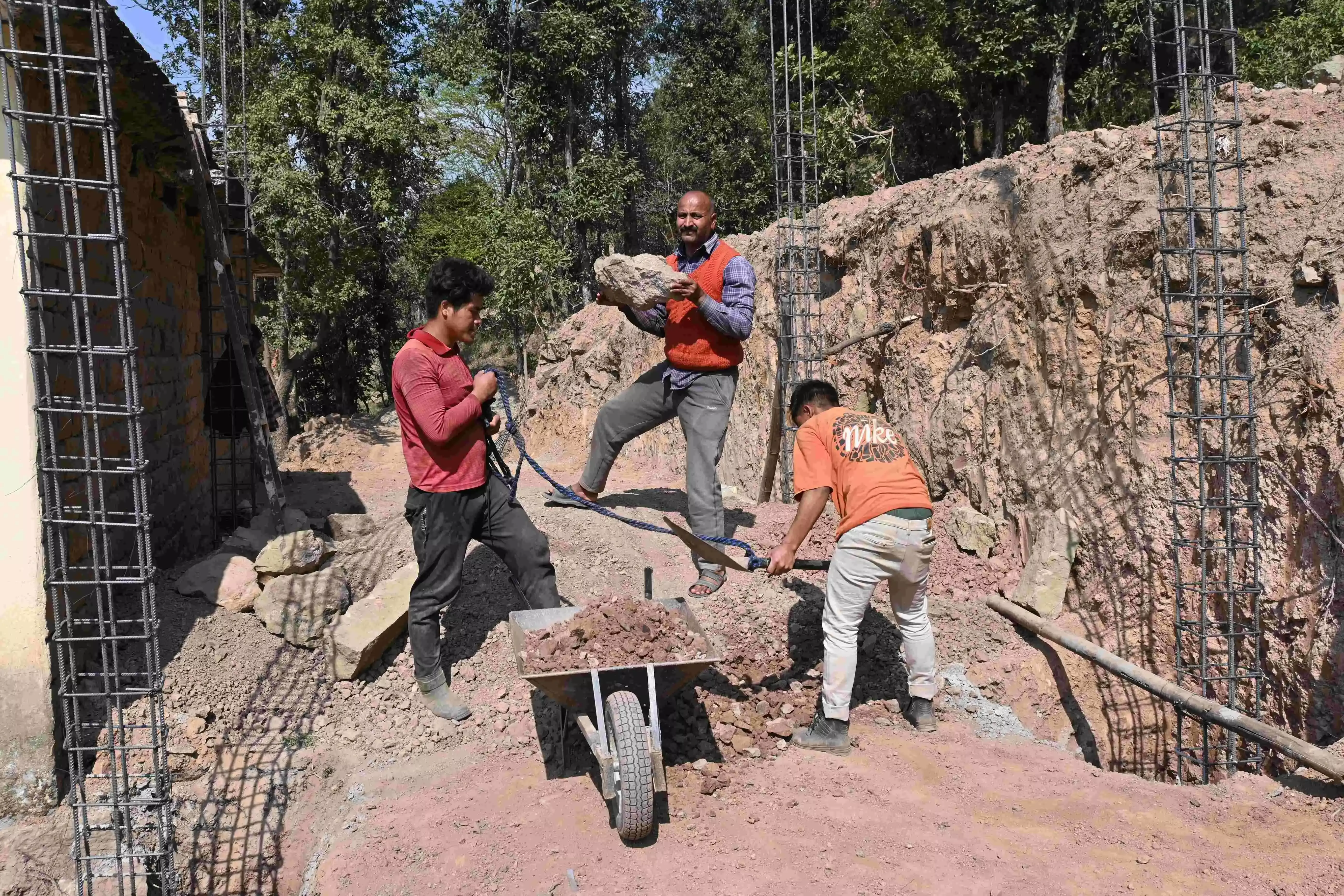 Mandi: बरसात में उजड़ा घर, अब फिर बसने लगा आशियाना Mandi: बरसात में उजड़ा घर, अब फिर बसने लगा आशियाना
