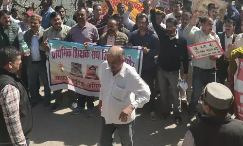 Nahan: सिरमौर में क्लस्टर प्रणाली के खिलाफ शिक्षकों का प्रदर्शन Nahan: सिरमौर में क्लस्टर प्रणाली के खिलाफ शिक्षकों का प्रदर्शन