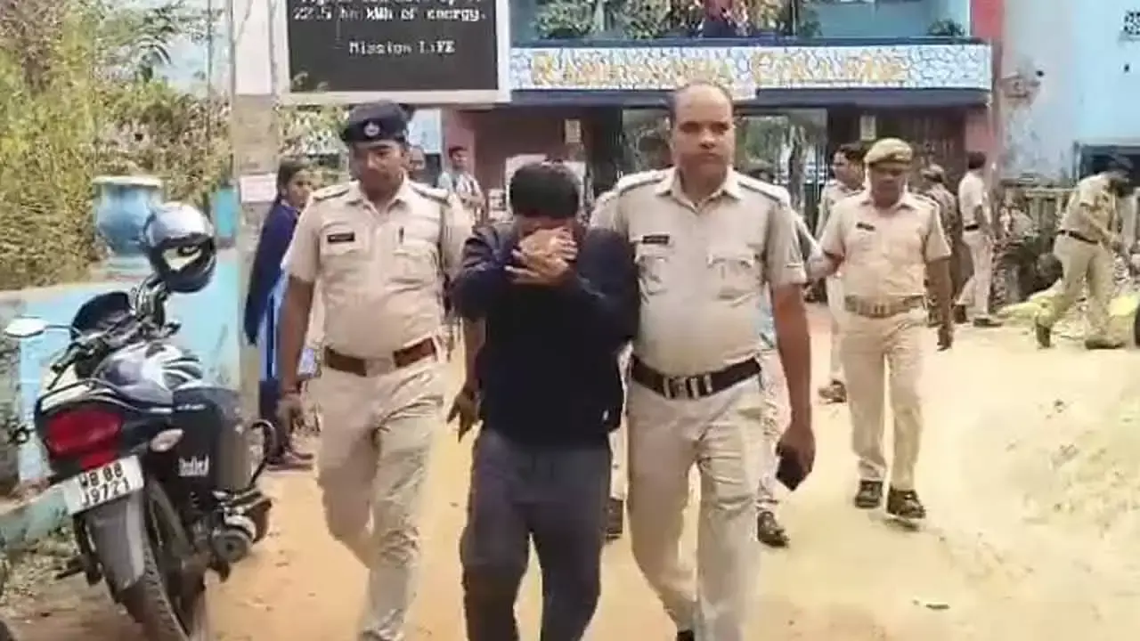 Bankura: एसएससी ग्रुप-सी परीक्षा में नकल का प्रयास नाकाम Bankura: एसएससी ग्रुप-सी परीक्षा में नकल का प्रयास नाकाम