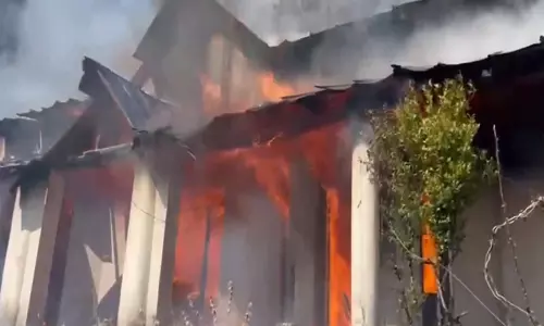 Uttarakhand: नैनीताल में ब्रिटिश काल की ग्लेनमोर बिल्डिंग में लगी आग