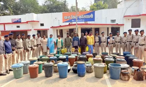 CG: अवैध शराब के अड्डों पर पुलिस का बड़ा अभियान, 7 आरोपी गिरफ्तार CG: अवैध शराब के अड्डों पर पुलिस का बड़ा अभियान, 7 आरोपी गिरफ्तार