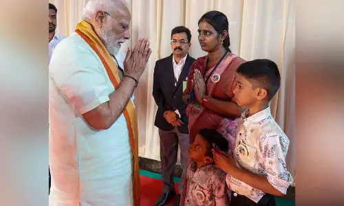 कार्तिगई दीपम विवाद में आत्मदाह करने वाले भक्त के परिवार से मिले PM Modi कार्तिगई दीपम विवाद में आत्मदाह करने वाले भक्त के परिवार से मिले PM Modi
