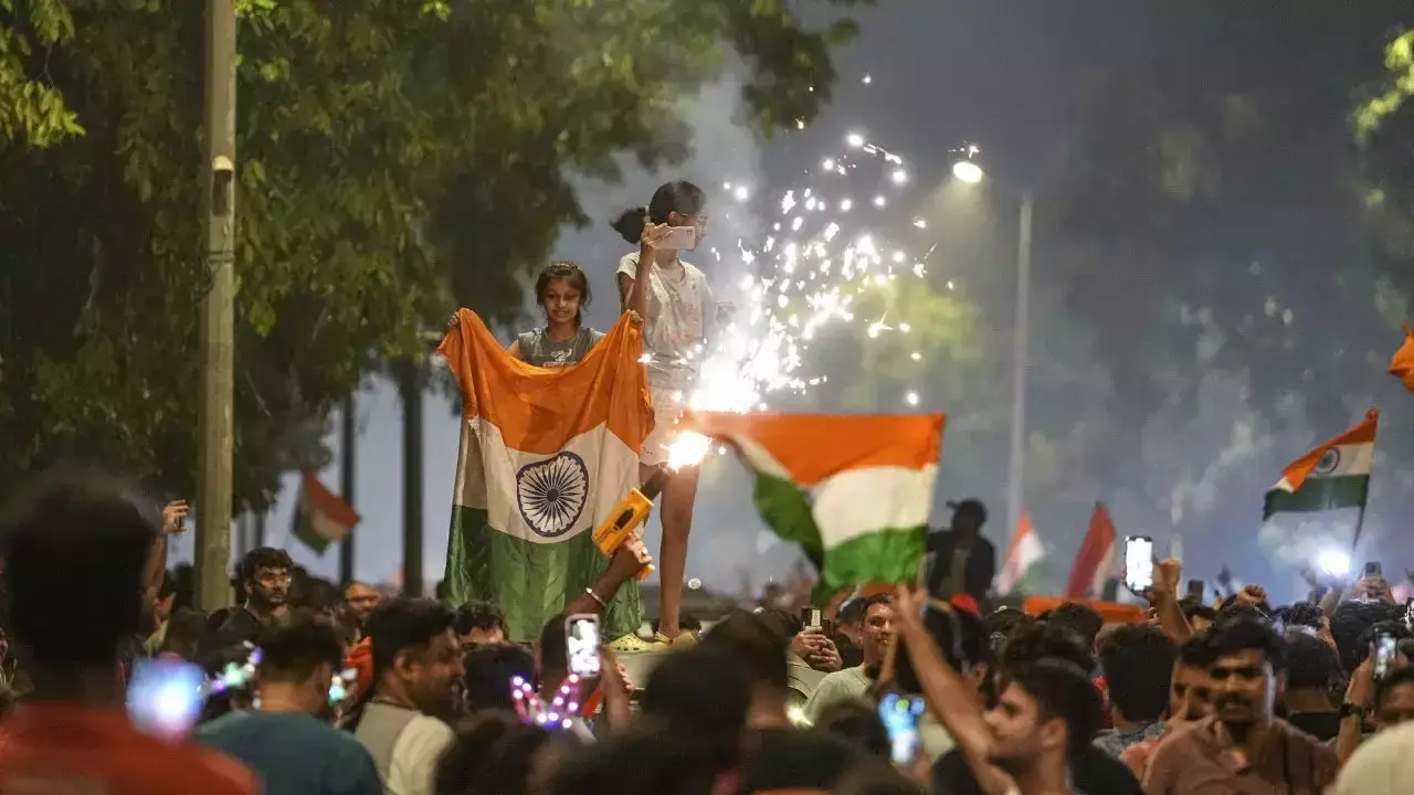 Bhopal: टी-20 विश्वकप में भारत की जीत पर जश्न, मध्य प्रदेश में आतिशबाजी