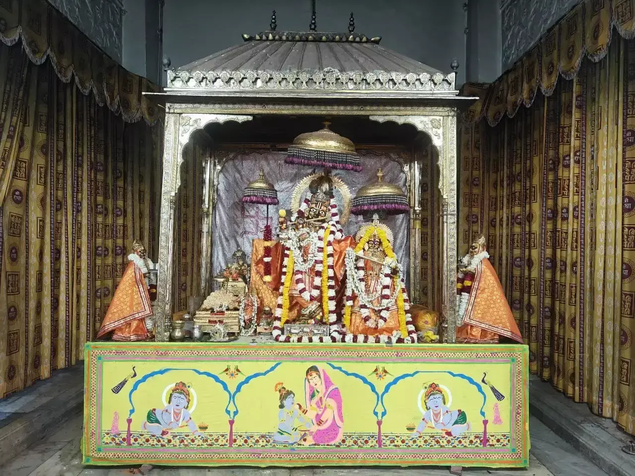 Jaipur: चंद्रग्रहण के चलते मंदिर में विशेष इंतजाम Jaipur: चंद्रग्रहण के चलते मंदिर में विशेष इंतजाम