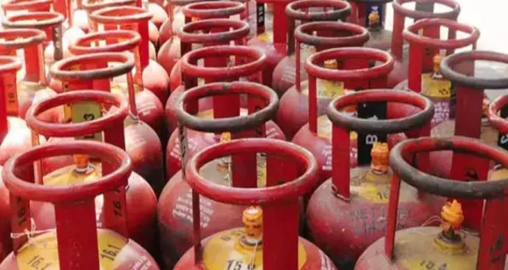 LPG सिलेंडर के दाम में 31 रुपये तक की बढ़ोतरी LPG सिलेंडर के दाम में 31 रुपये तक की बढ़ोतरी