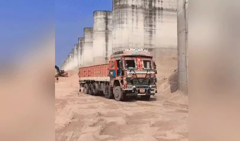 Annaram Barrage के खंभों के पास अवैध रेत निकालने से सुरक्षा संबंधी चिंताएं बढ़ीं Annaram Barrage के खंभों के पास अवैध रेत निकालने से सुरक्षा संबंधी चिंताएं बढ़ीं