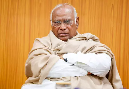 आंध्र प्रदेश: मल्लिकार्जुन खड़गे ने पटाखा फैक्ट्री हादसे पर जताया दुख आंध्र प्रदेश: मल्लिकार्जुन खड़गे ने पटाखा फैक्ट्री हादसे पर जताया दुख