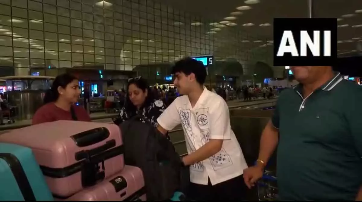 Dubai, बहरीन की फ्लाइट कैंसिल होने से मुंबई एयरपोर्ट पर अफरा-तफरी, मिडिल ईस्ट टेंशन की वजह से यात्री फंसे Dubai, बहरीन की फ्लाइट कैंसिल होने से मुंबई एयरपोर्ट पर अफरा-तफरी, मिडिल ईस्ट टेंशन की वजह से यात्री फंसे
