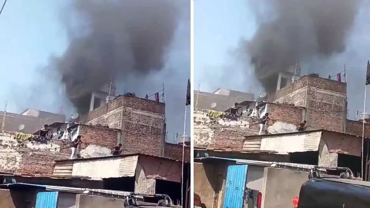 Indore : भयानक आग, पुलिस ने महिला और बच्चों को बचाया Indore : भयानक आग, पुलिस ने महिला और बच्चों को बचाया