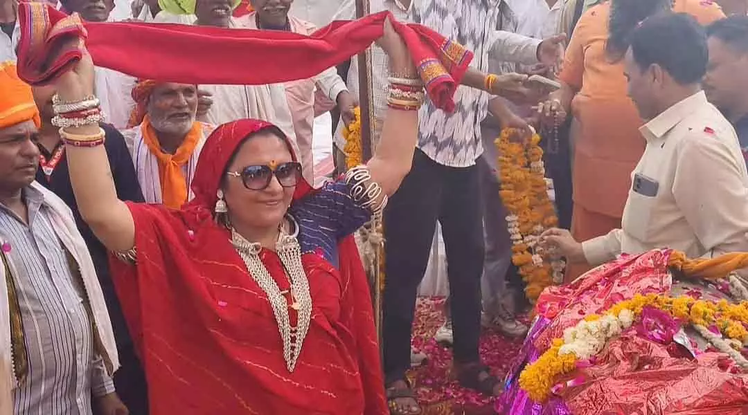 MP : भगोरिया में आदिवासी भावना के जश्न में मांडव रंगों से सराबोर MP : भगोरिया में आदिवासी भावना के जश्न में मांडव रंगों से सराबोर