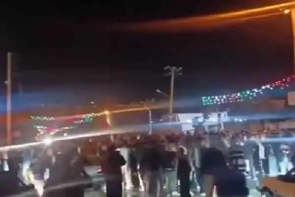 Khamenei की मौत का जश्न मनाने के लिए ईरानी ग्रुप सड़कों पर उतरे Khamenei की मौत का जश्न मनाने के लिए ईरानी ग्रुप सड़कों पर उतरे