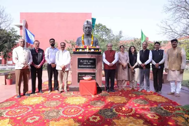 Kurukshetra यूनिवर्सिटी ने राजेंद्र प्रसाद को पुष्पांजलि अर्पित की Kurukshetra यूनिवर्सिटी ने राजेंद्र प्रसाद को पुष्पांजलि अर्पित की