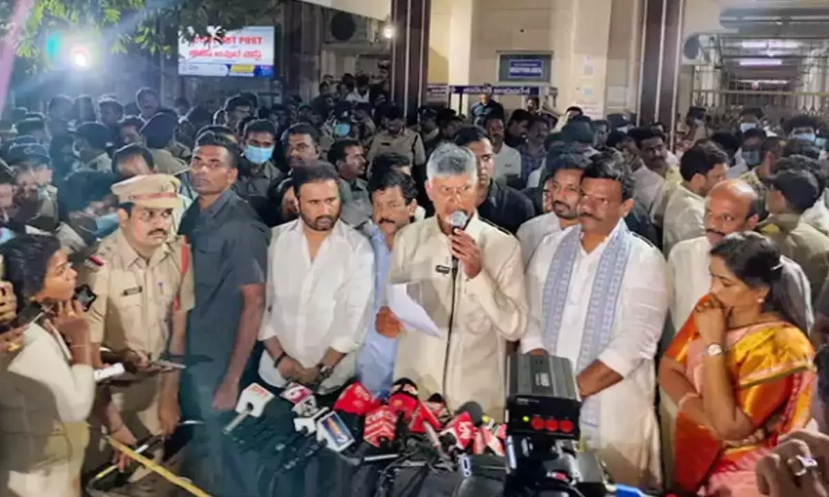 Andhra: चंद्रबाबू ने विस्फोट स्थल का निरीक्षण किया और रिपोर्ट मांगी Andhra: चंद्रबाबू ने विस्फोट स्थल का निरीक्षण किया और रिपोर्ट मांगी