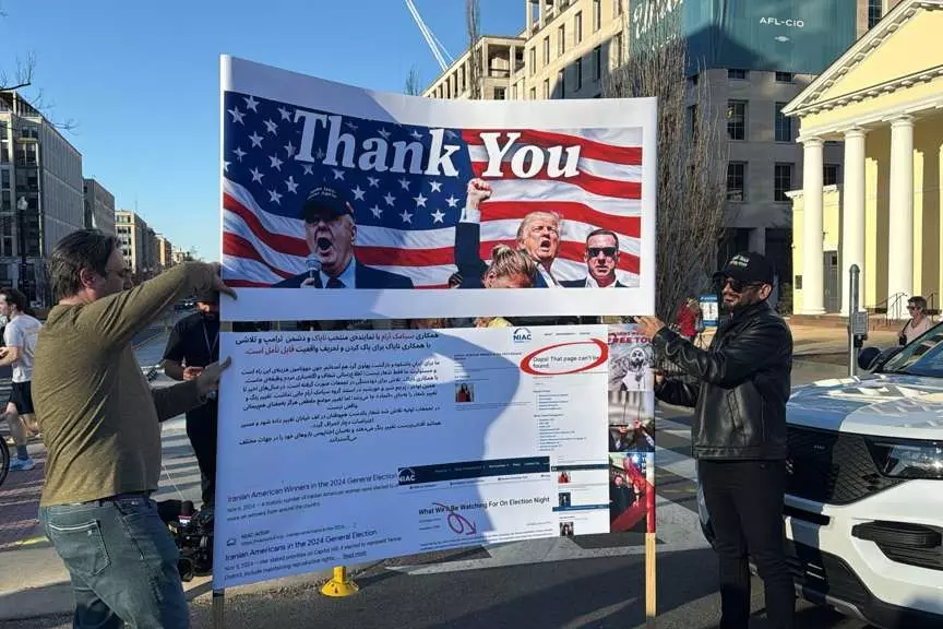 Iranian प्रवासियों ने व्हाइट हाउस के बाहर ट्रंप का स्वागत किया Iranian प्रवासियों ने व्हाइट हाउस के बाहर ट्रंप का स्वागत किया