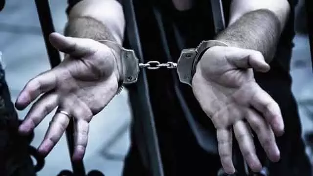 दो नाबालिग लड़कियों पर यौन हमला: Principal और पति गिरफ्तार दो नाबालिग लड़कियों पर यौन हमला: Principal और पति गिरफ्तार