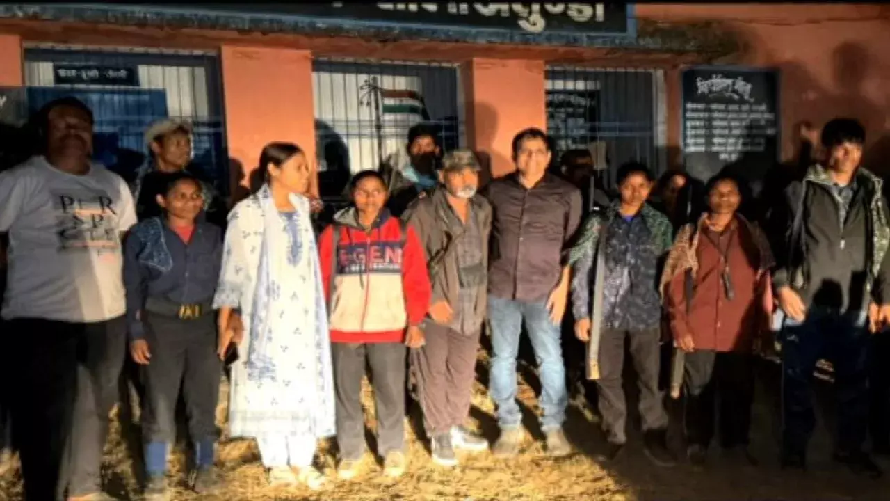 Chhattisgarh में Odisha कैडर के 15 माओवादियों ने किया सरेंडर, 65 लाख रुपये का इनामी टॉप लीडर भी शामिल Chhattisgarh में Odisha कैडर के 15 माओवादियों ने किया सरेंडर, 65 लाख रुपये का इनामी टॉप लीडर भी शामिल