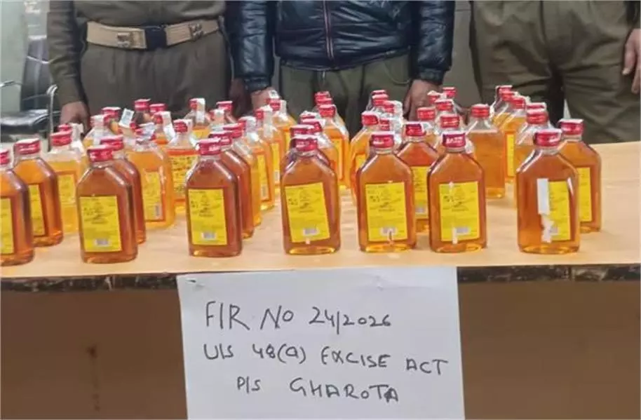 Jammu Kashmir:नशे के खिलाफ सर्जिकल स्ट्राइक,अवैध शराब के साथ तस्कर गिरफ्तार Jammu Kashmir:नशे के खिलाफ सर्जिकल स्ट्राइक,अवैध शराब के साथ तस्कर गिरफ्तार